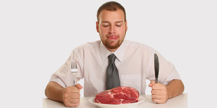 Мужчина собирается есть мясо