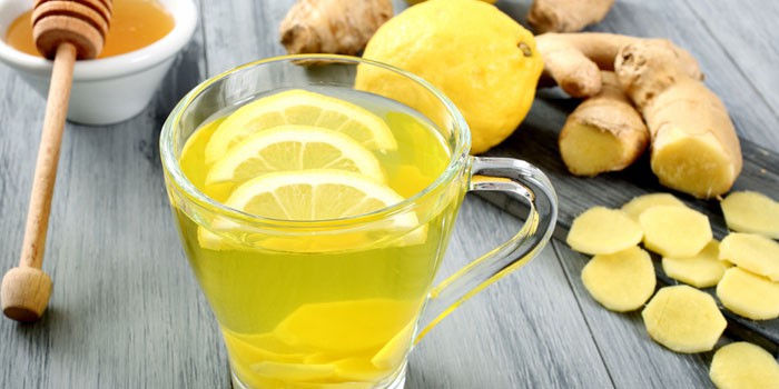 Напиток с имбирем, медом и лимоном в чашке