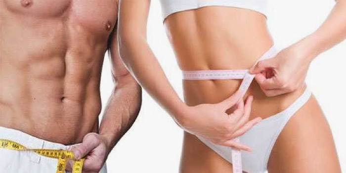 Мужчина и женщина измеряют свои параметры после похудения