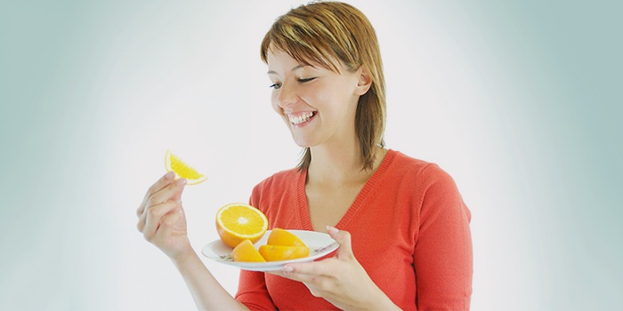 Девушка придерживается апельсиновой диеты