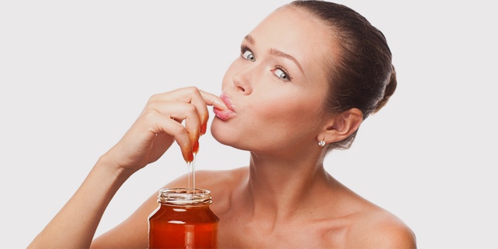 Девушка ест мед для похудения
