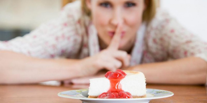Девушка смотрит на пирожное