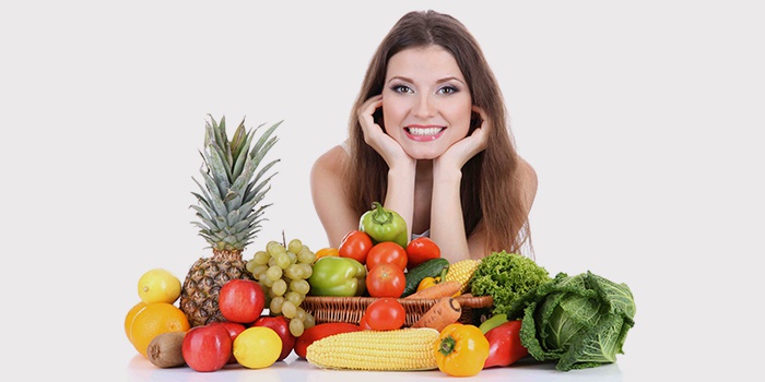 Девушка с овощами и фруктами