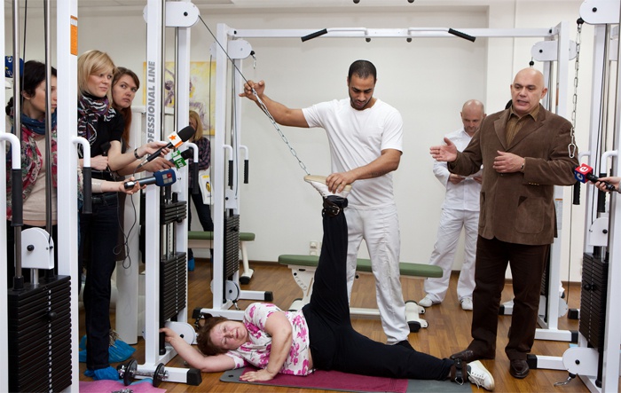 Женщина делает упражнения Бубновского для похудения