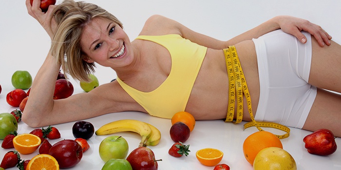 Стройная девушка с овощами и фруктами