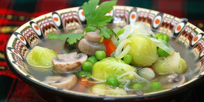 Овощной суп с шампиньонами в тарелке