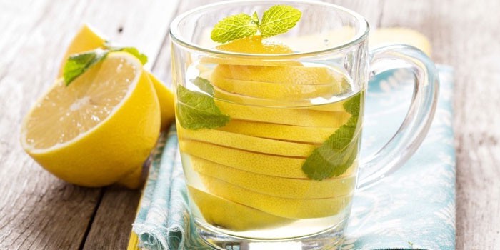 Лимонная вода в чашке