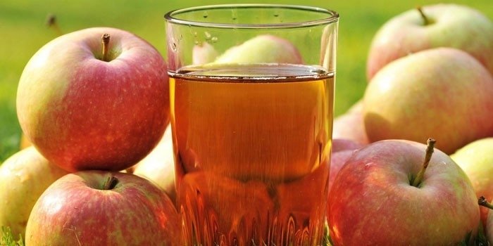 Яблочный сок в стакане и яблоки