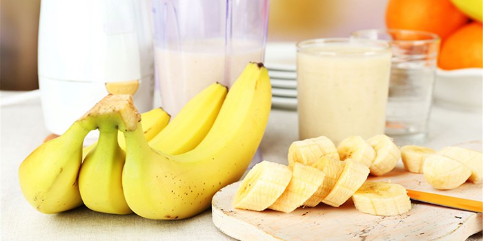 Бананы и бананово-молочный коктейль в стакане